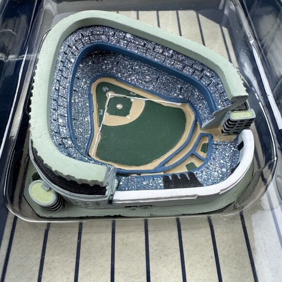 Classic Ballparks Edition NY Yankee Stadium Model & Book Set by James Buckley Jr - Picture 3 of 15